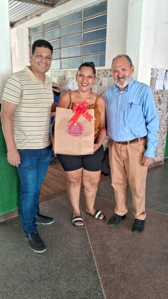Secretaria de Educação de Porto Estrela promove entrega de panetones aos servidores