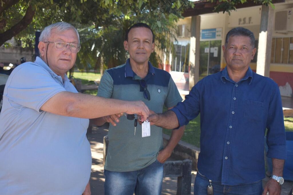 Prefeito Eugênio Pelachim e vereador Jurandi fizeram a entrega de uma ambulância 0 km para o município