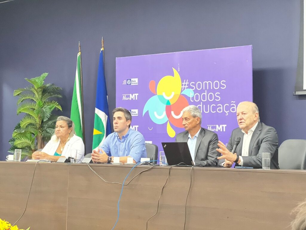 Prefeito Eugênio Pelachim e Secretaria de Educação Tania Papa participam de reunião sobre o transporte escolar