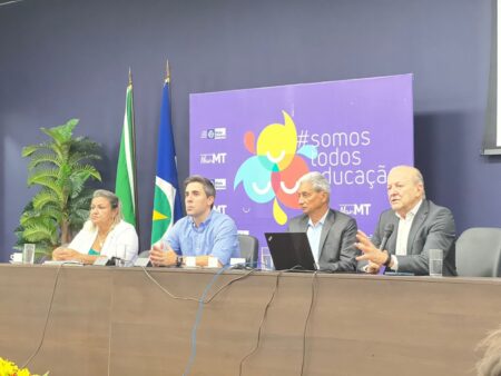 Prefeito Eugênio Pelachim e Secretaria de Educação Tania Papa participam de reunião sobre o transporte escolar