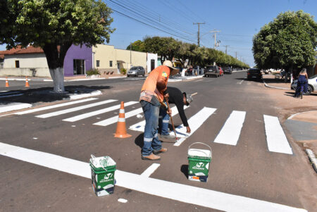 Secretaria Municipal de Obras realizou hoje pintura de faixas nas avenidas de Porto Estrela