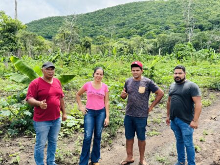 Prefeito, presidente da câmara e agrônoma do município visitam produtor rural.