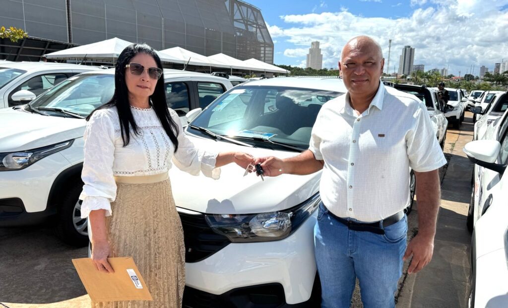 Prefeito e primeira-dama de Porto Estrela recebem veículo destinado à Assistência Social