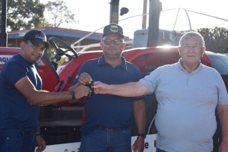 Prefeito Eugênio Pelachim e o vereador Eurico de Souza entregam Patrulha Mecanizada para a agricultura familiar
