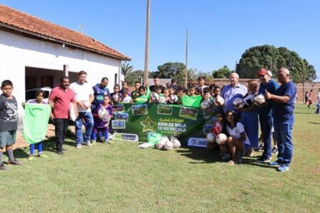 Projeto Bom de Bola, 10 na Escola de Porto Estrela recebeu kits esportivos do Dep. Estadual Dr. João.