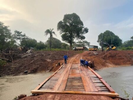 Ponte De Madeira Sobre O Corrego Salobrinha